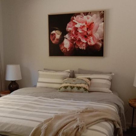 Rose & Stream Retreat Apartamento Waikuku Quarto foto